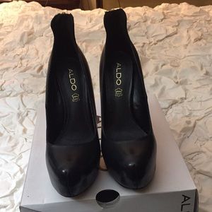 Aldo new leather shoe in black in 5 1/4”